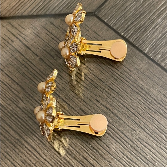 Kenneth Jay Lane Gold-tone and Pearl Floral Cluster Earrings - Picture 14 of 17